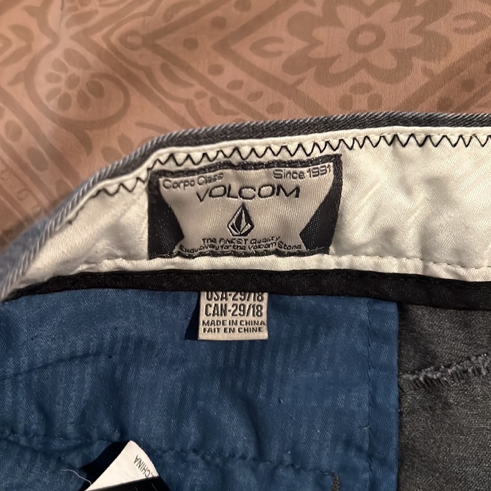 Volcom shorts - Picture 3 of 3